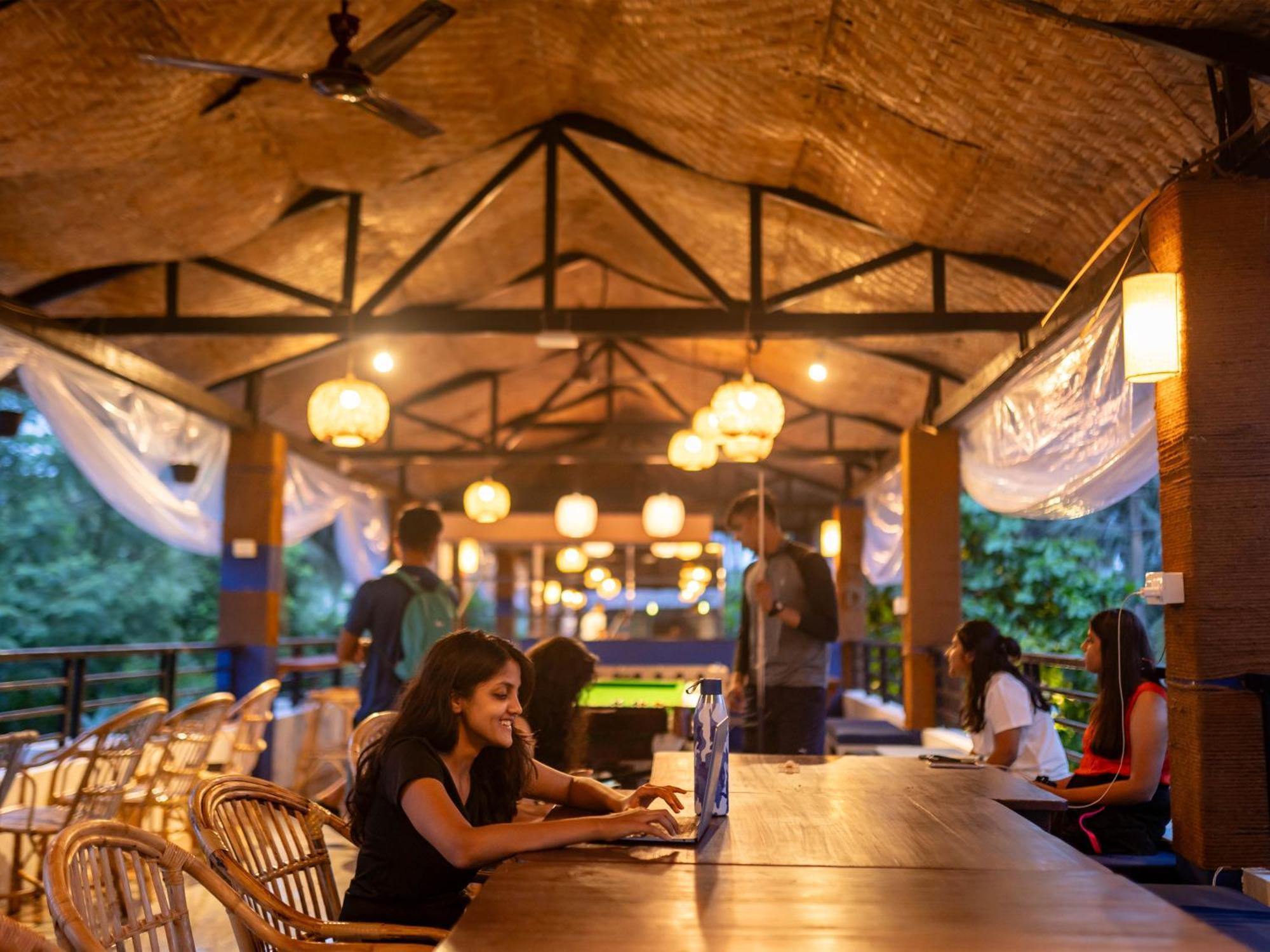 Madpackers Goa Anjuna - Bar Buitenkant foto